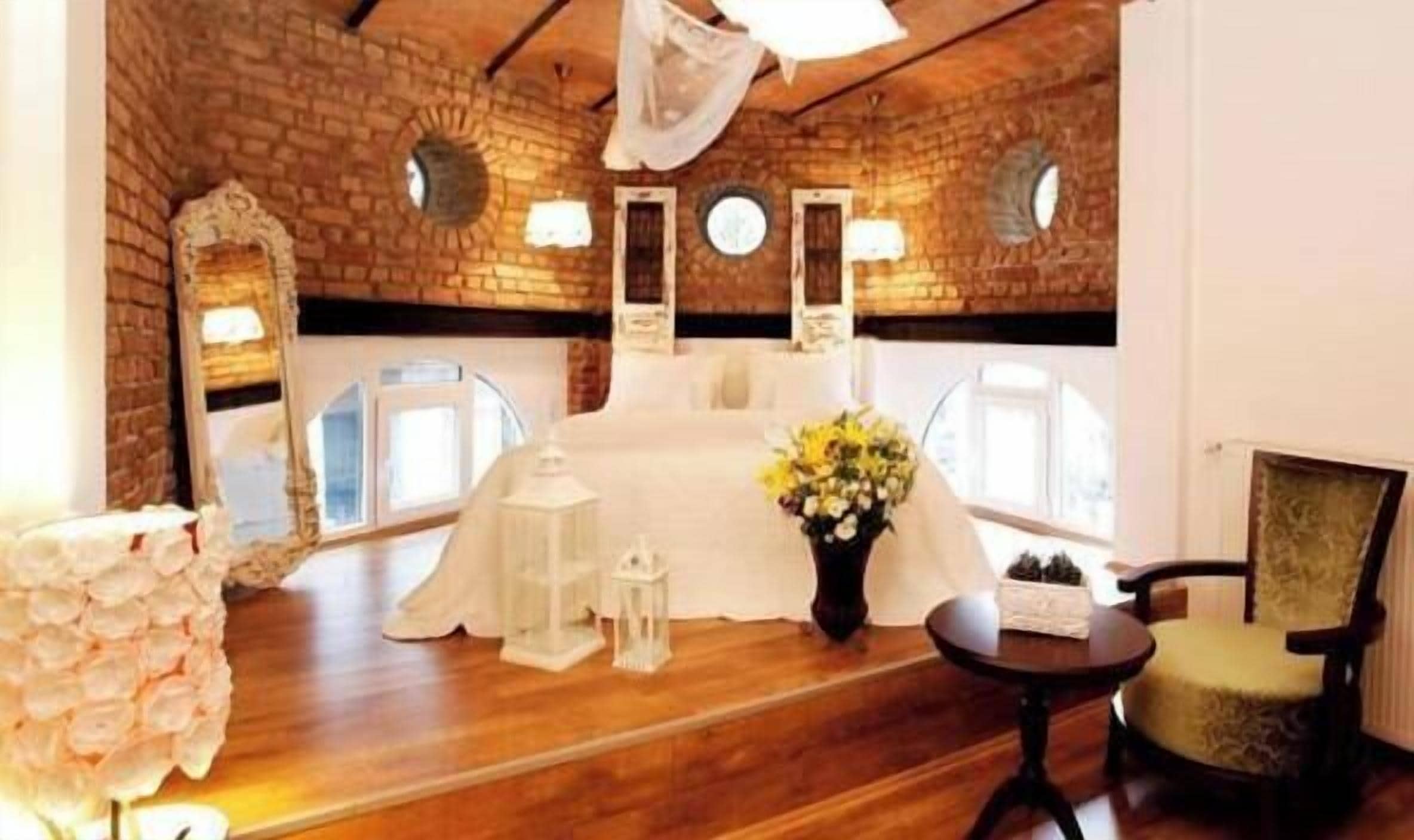 Habitación Deluxe | Minibar, caja de seguridad en la habitación y escritorio 