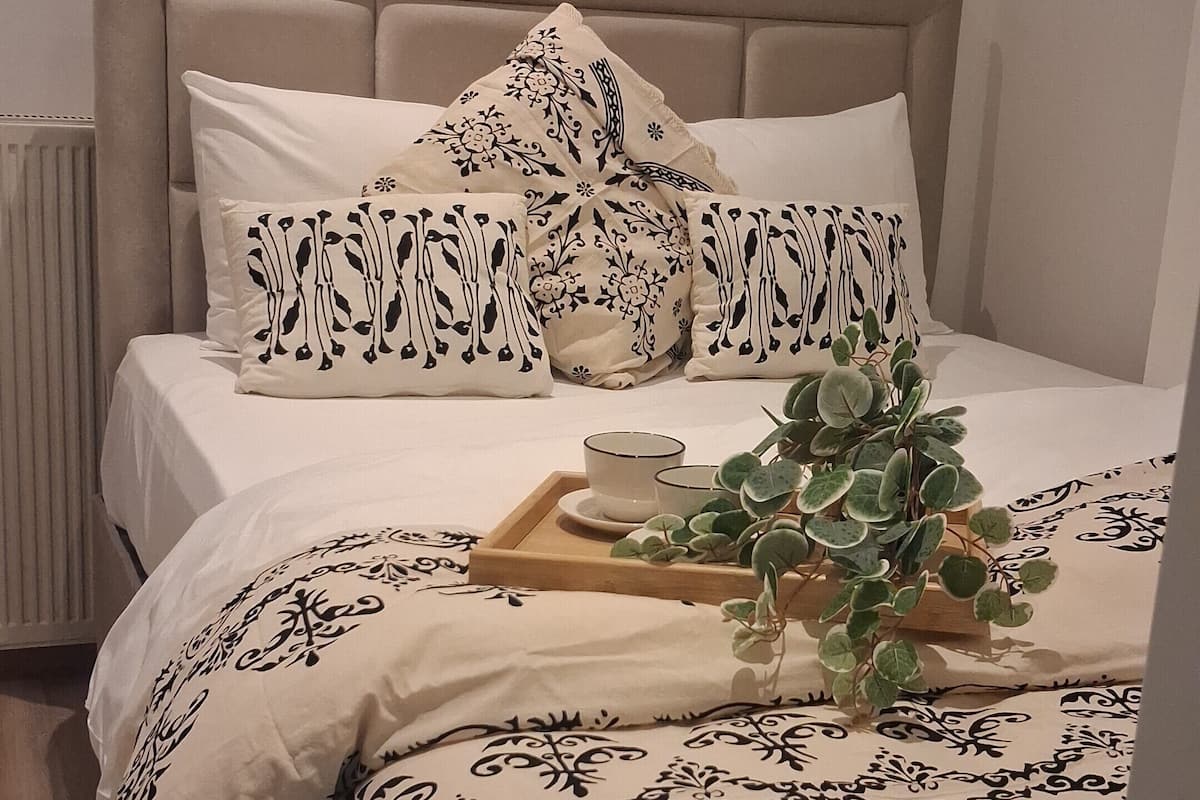 Tremannsrom – standard | Minibar, safe på rommet, skrivebord og lydisolert