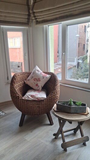 Kolmen hengen standard-huone | Oleskelualue | LCD-televisio