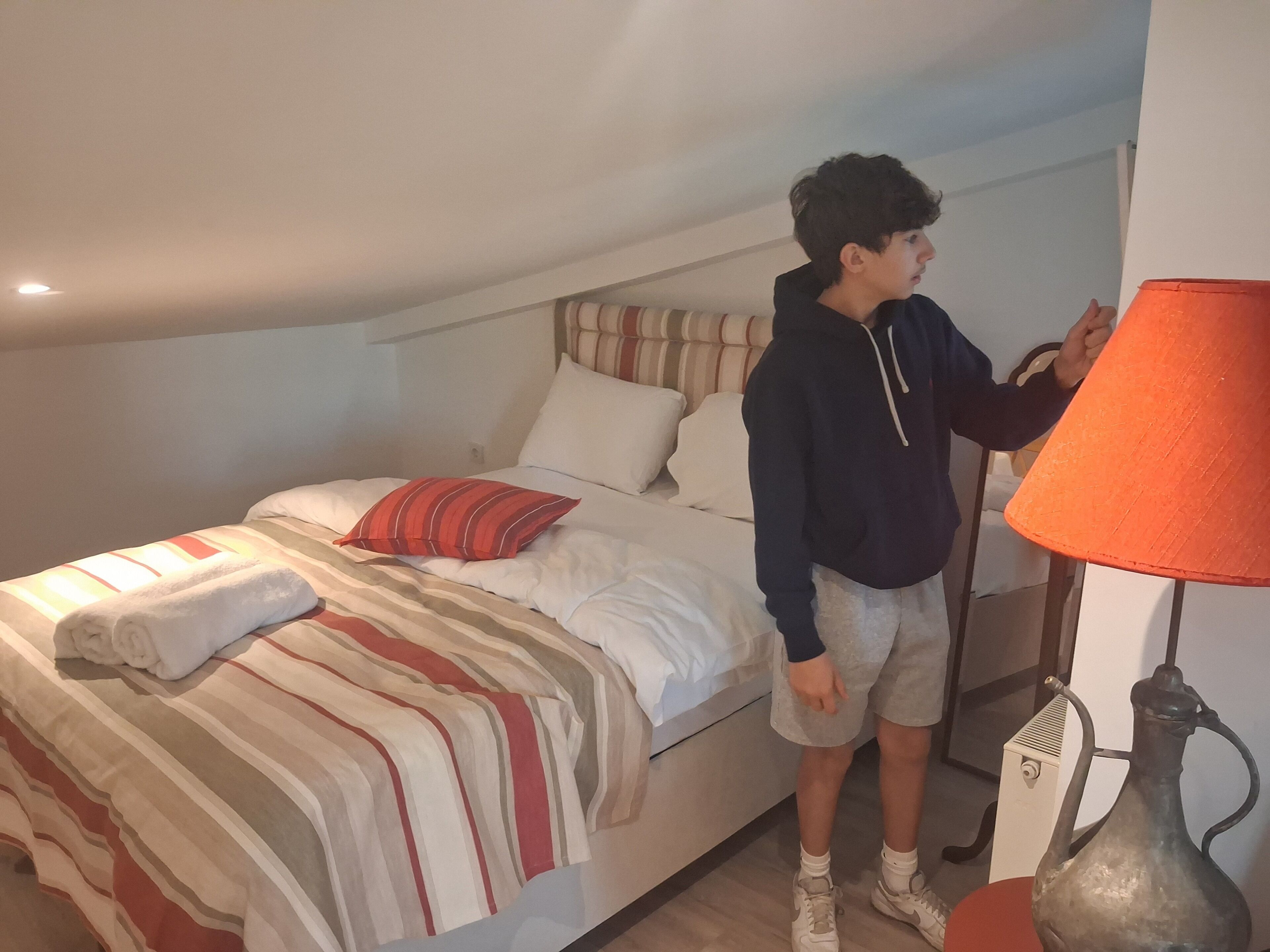 Minibar, caja de seguridad en la habitación y escritorio 