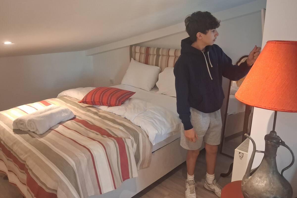 Minibar, caja de seguridad en la habitación y escritorio