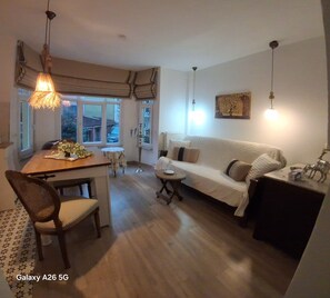 Standard-Dreibettzimmer | Wohnbereich | LCD-Fernseher