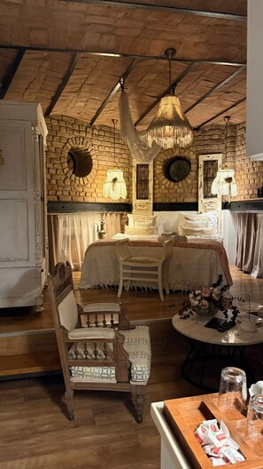 Habitación Deluxe | Área de sala de estar | Televisión LCD 