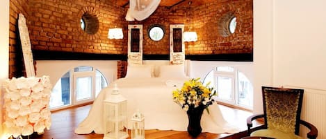 Deluxe Room with Balcony | Minibar, coffres-forts dans les chambres, bureau, chambres insonorisées