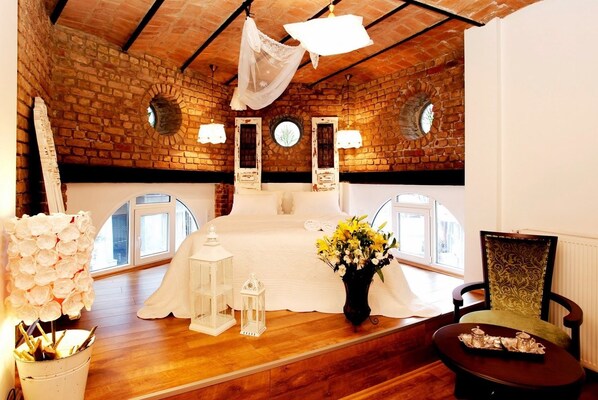 Deluxe Room with Balcony | Minibar, in-room safe, desk, soundproofing - The White Swan Suites Beyoglu (Istanbul)