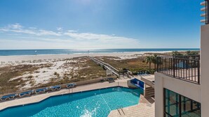 Ein Pool mit Blick auf Strand und Dünen.
