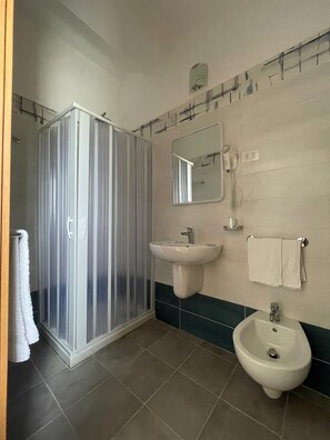 Classic Triple Room, 1 Bedroom | Bathroom | Shower, rainfall showerhead, free toiletries, hair dryer - Hotel Ponte (Vieste)