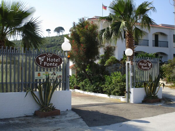 A hotel entrance with a sign reading "Hotel Ponte" and a gate. - Hotel Ponte (Vieste)