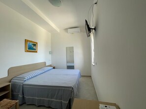 Classic Double or Twin Room, 1 Bedroom | Premium bedding, in-room safe, desk, blackout drapes