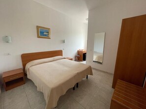 Ropa de cama de alta calidad y caja de seguridad en la habitación 