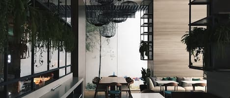 Se sirven desayunos, almuerzos y cenas; cocina internacional