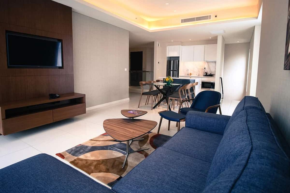Maisonnette, 2 slaapkamers, kitchenette (The Pinnacle - Suite) | Woonruimte | Een 52-inch smart-tv met satellietzenders en televisie