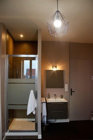 Comfort Double Room | Bathroom | Shower, free toiletries, hair dryer, towels - Le Cercle de Malines (Calais)