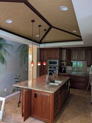 Fridge, microwave, oven, stovetop - Upscale Mauna Lani, 4BDRM, 2MSTR BTHS, 5 Beds for 8, Spacious W/Bikes Near Beach (Waimea)