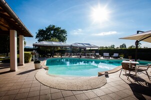 Una piscina al aire libre de temporada