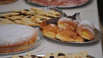 Buffet com diversos doces e sobremesas.