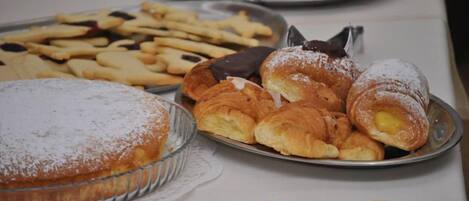 Un bufé con diversos pasteles y postres.