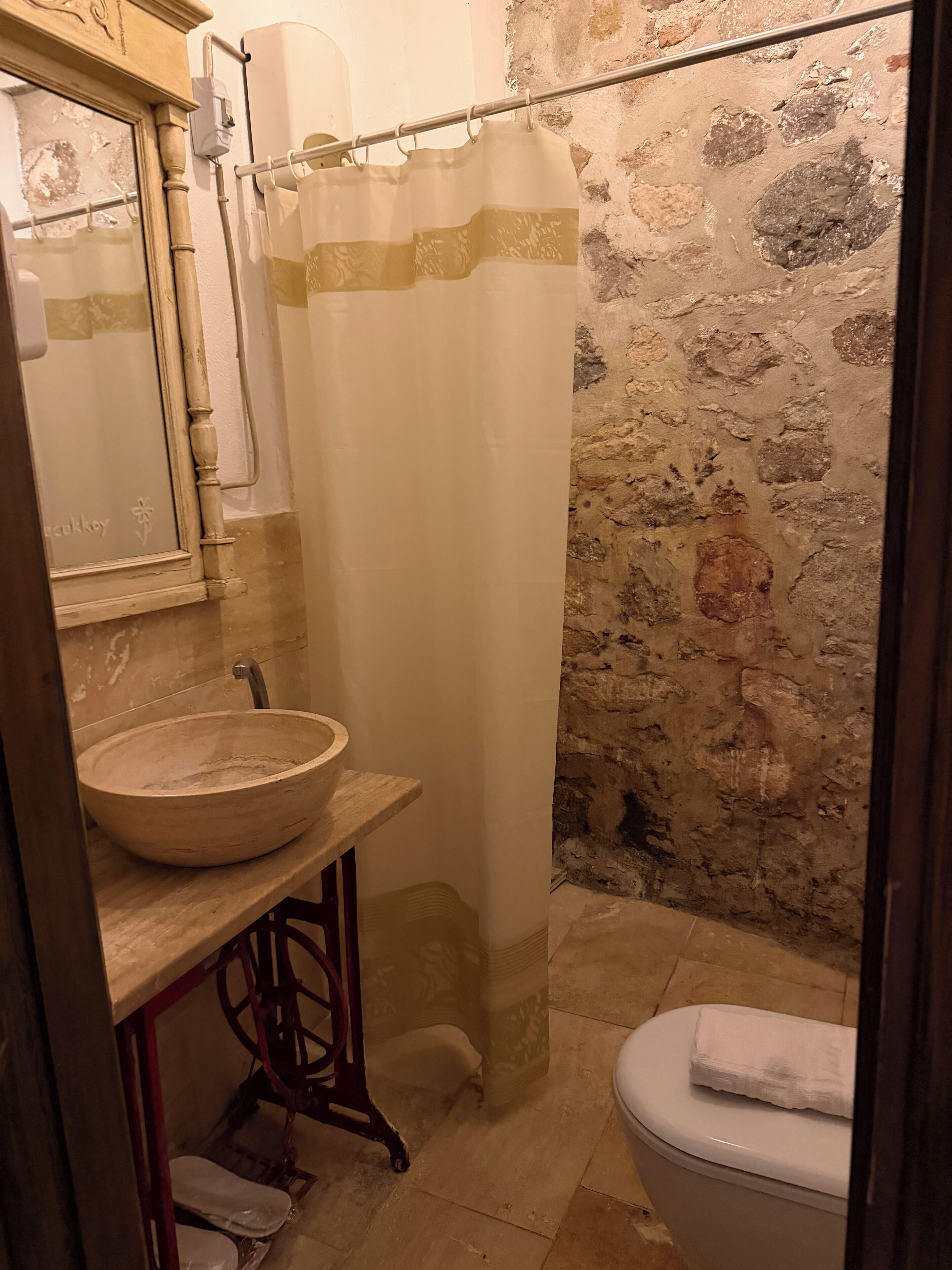 Economy eenpersoonskamer | Badkamer | Een douche, gratis toiletartikelen, een haardroger, pantoffels
