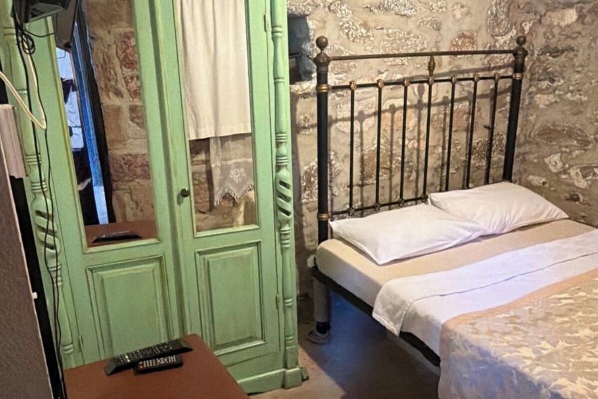 Chambre Simple Économique | 5 chambres, Wi-Fi gratuit, décoration personnalisée