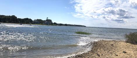 Ligstoelen aan het strand, strandlakens