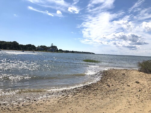 Charming, Family Friendly home. Walk to playground, grocery, restaurants.,beach.