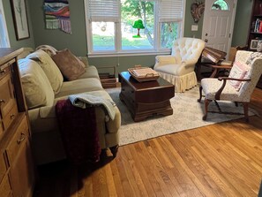 Smart TV, DVD player, books, video library - Charming, Family Friendly home. Walk to playground, grocery, restaurants.,beach. (Pocasset, Bourne)