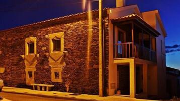 Fassade der Unterkunft – Abend/Nacht