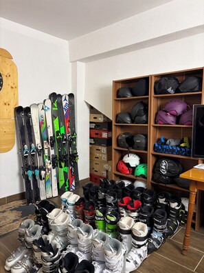Skiing - Hostel Mama's House (Cerklje na Gorenjskem)