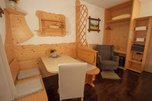 Basic-Vierbettzimmer, 1 Schlafzimmer, Bergblick, Bergseite | Bügeleisen/Bügelbrett, kostenloses WLAN, Bettwäsche