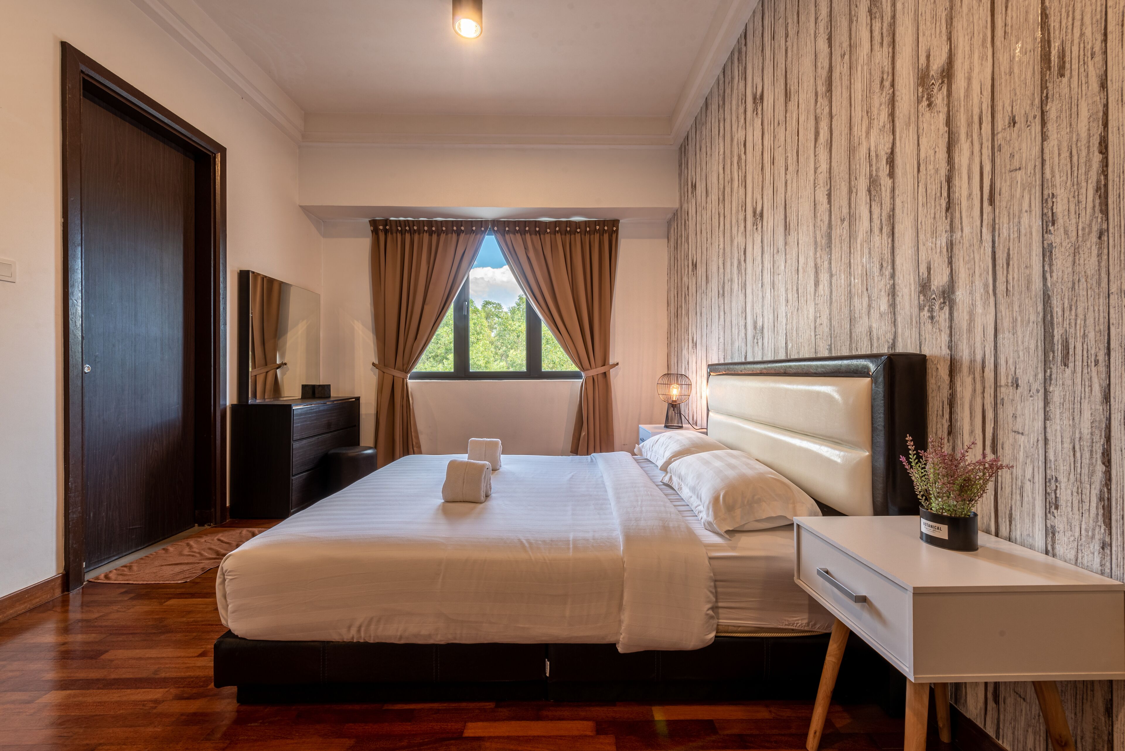 3 bedrooms, premium bedding, desk, iron/ironing board