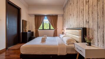 3 bedrooms, premium bedding, desk, iron/ironing board