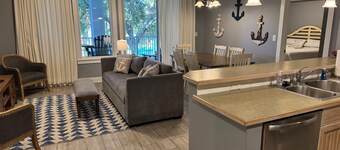 Condo in Pilot House - Steps From Baytowne Wharf - w/ 6-Seater Golf Cart 