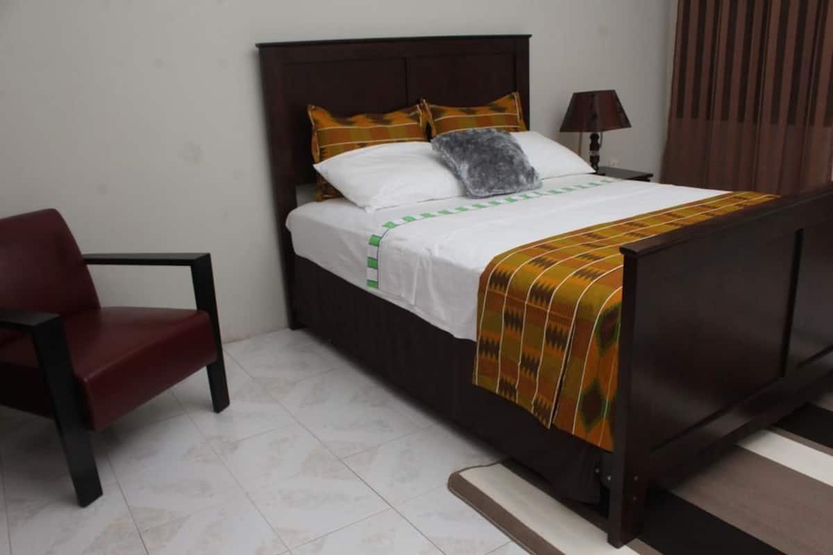 Quarto casal standard | Ferros/tábuas de passar roupa, Wi-Fi de cortesia