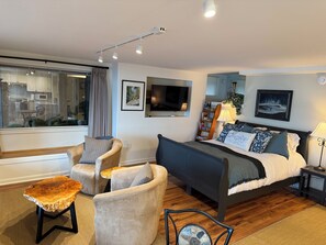 1 bedroom, iron/ironing board, WiFi, bed sheets - Maple Bay beachfront suite, just steps to your private beach patio (Duncan)