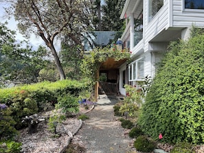 Exterior - Maple Bay beachfront suite, just steps to your private beach patio (Duncan)