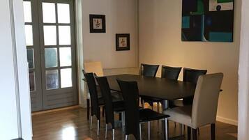 Sarapan masakan tempatan setiap hari (DKK 70 seorang)