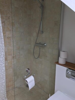 Dusche, Handtücher, Seife, Toilettenpapier