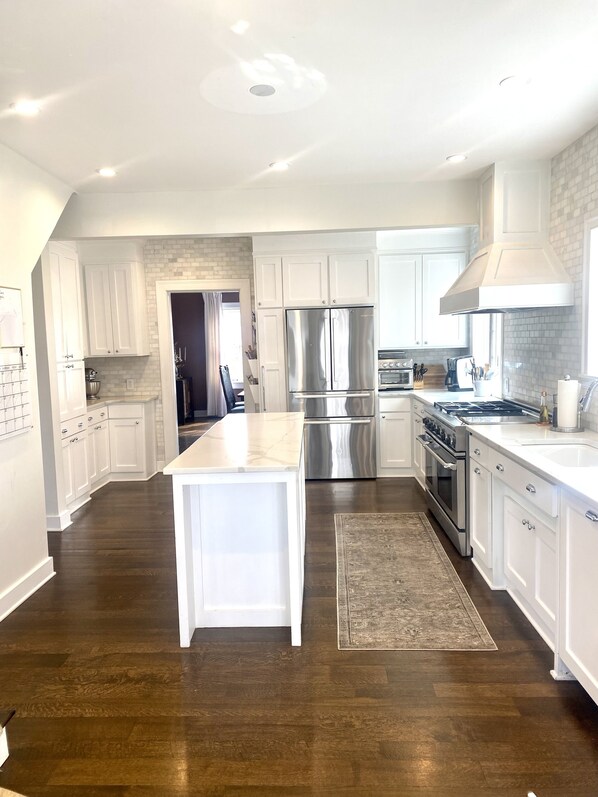 Fridge, microwave, oven, stovetop - 6 BR/ 6BA Updated Highlands Home Close to Churchill Downs - 6000+ sq ft (Louisville)