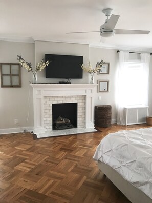 6 bedrooms, iron/ironing board, free WiFi, bed sheets - 6 BR/ 6BA Updated Highlands Home Close to Churchill Downs - 6000+ sq ft (Louisville)