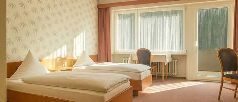 Escritorio, tabla de planchar con plancha, wifi gratis y ropa de cama