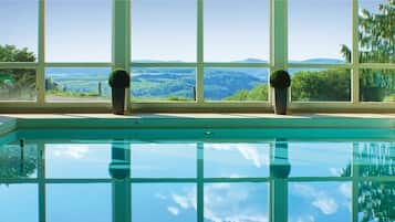 Piscina coperta, lettini