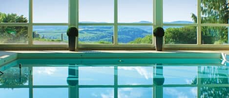 Indoor pool, sun loungers