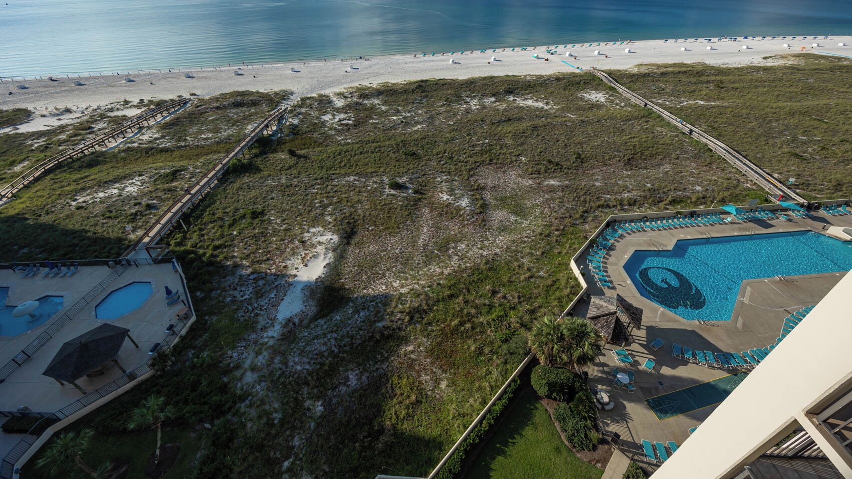 Un complexe hôtelier doté d’une plage, d’une piscine et d’une promenade en bord de mer.