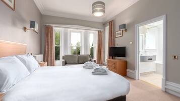 Club King Room | Desk, iron/ironing board, individually decorated, individually furnished