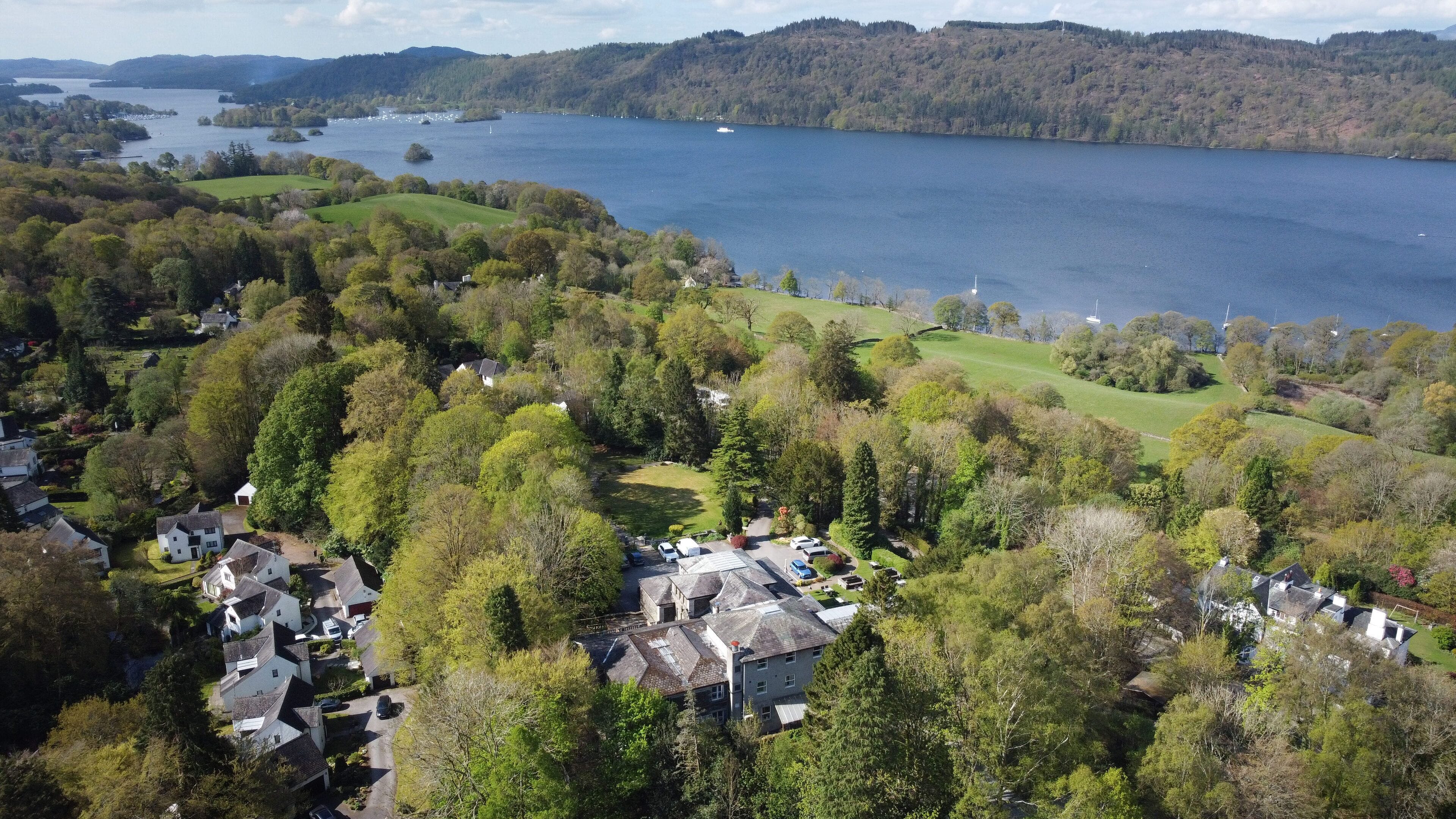 A residential area with houses, a golf course, and a lake.