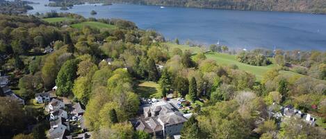 A residential area with houses, a golf course, and a lake.