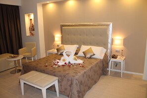 Minibar, coffres-forts dans les chambres, bureau, rideaux occultants