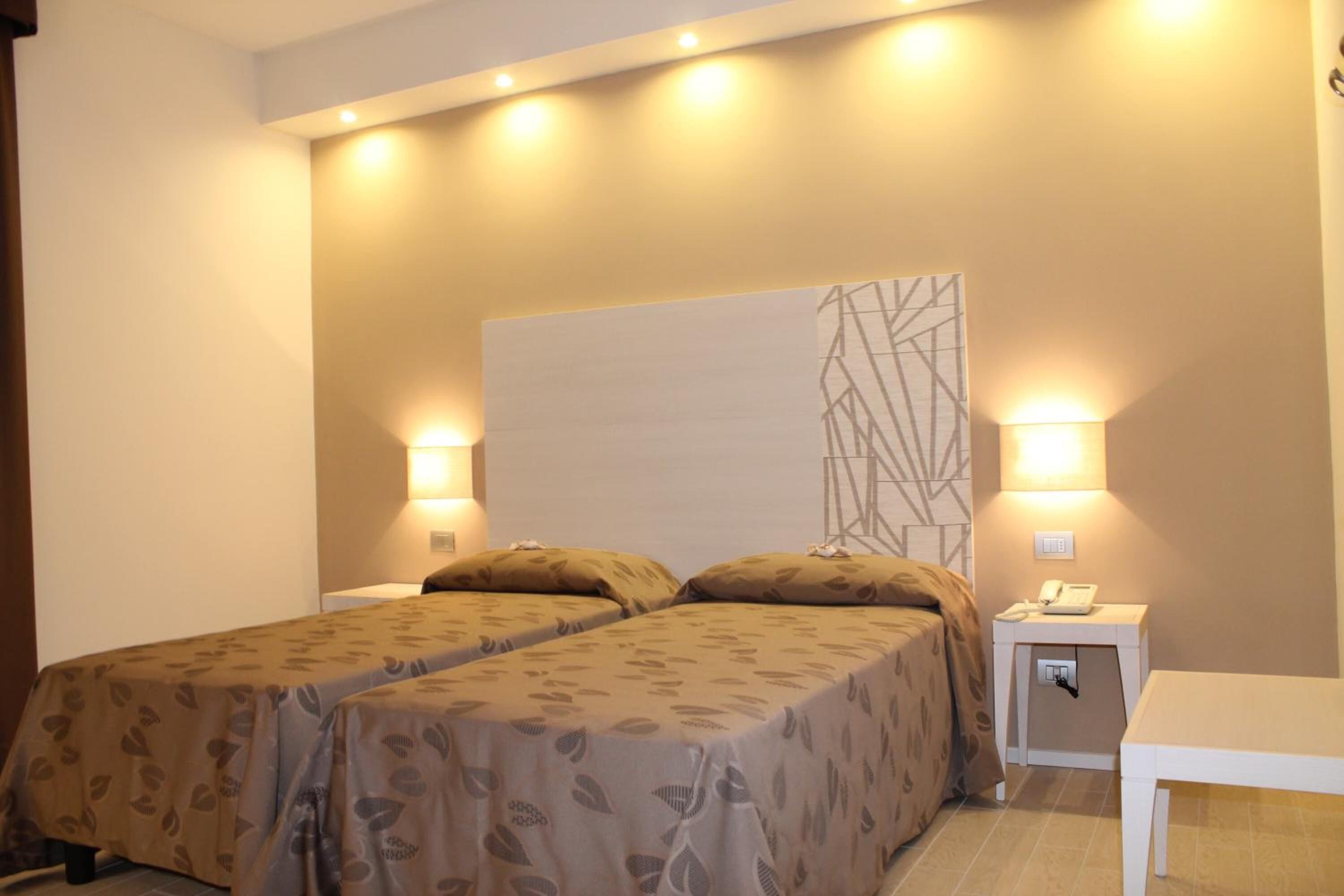 Minibar, Zimmersafe, Schreibtisch, Verdunkelungsvorhänge