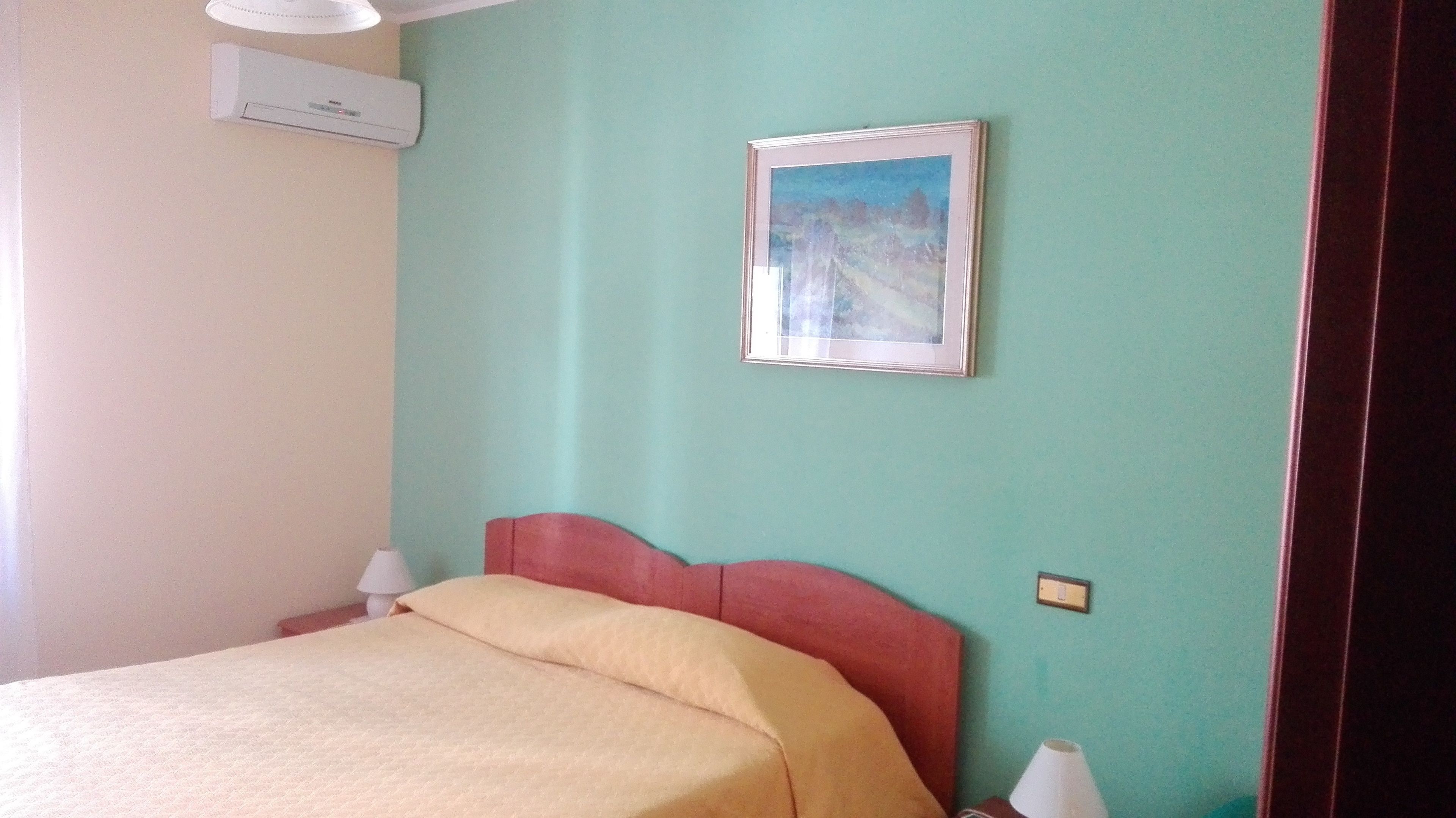 Deluxe Room | Soundproofing, iron/ironing board, free WiFi, bed sheets