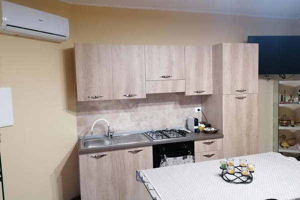 Full-sized fridge, microwave, oven, stovetop
